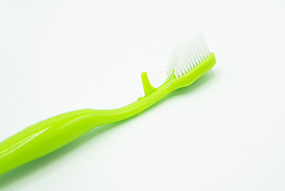 GREEN (SOFT) BRUSH AND FLOSS TOOTHBRUSH (6 Free refills)